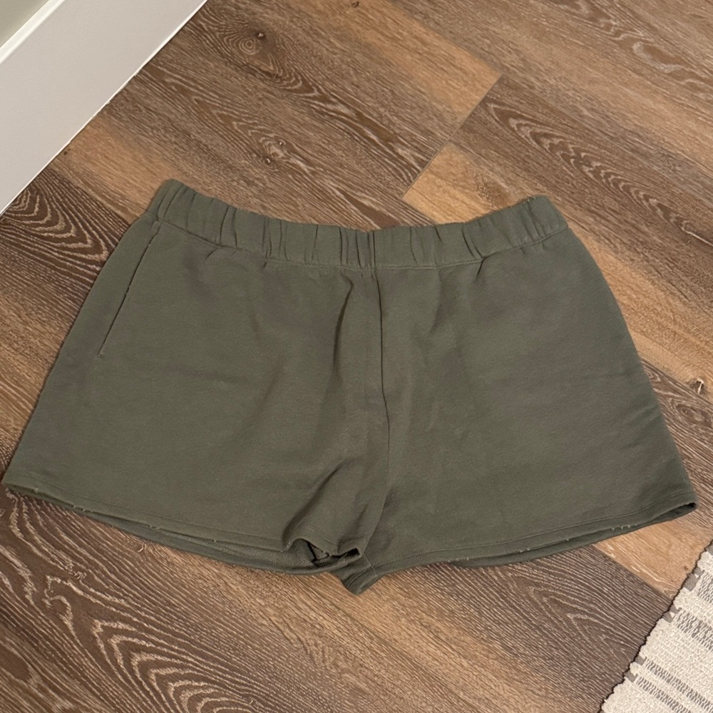 NUUDS Olive Green Women's Shorts with pockets. Size XXXL.